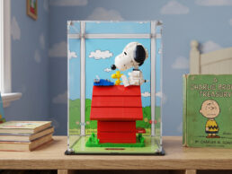 LEGO® Peanuts: Snoopy's Doghouse (21368) Display Case